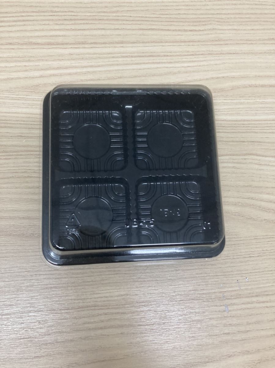 Hộp nhựa đế đen 4 ngăn vuông đựng bánh JB15