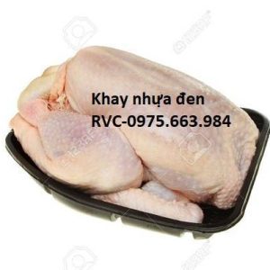 khay nhựa đen đựng thịt gà và sản phẩm gia cầm